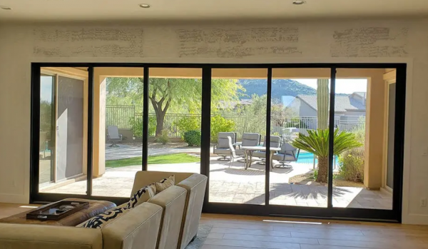 Pintu Geser Kaca yang Luas